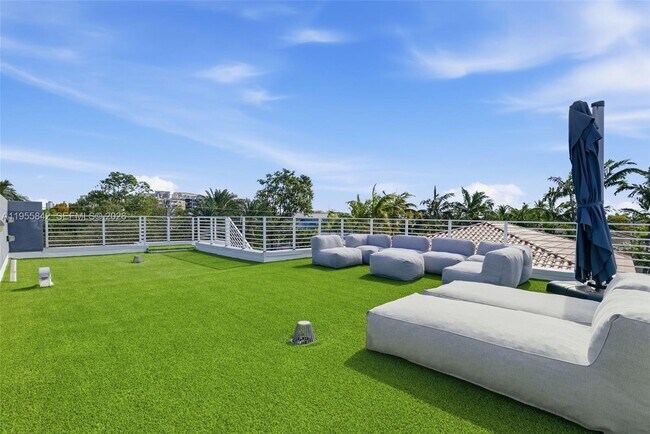 Building Photo - 454 Fernwood Rd