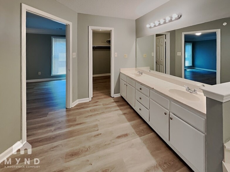 Building Photo - 6718 Lake Point Cir