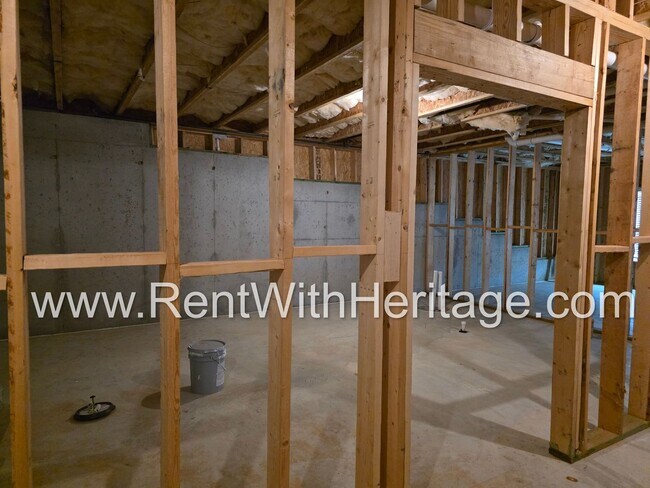 Building Photo - ABSOLUTELY BEAUTIFUL 5 BEDROOM/ 4.5 BATH HOME YOU DONT WANT TO MISS.