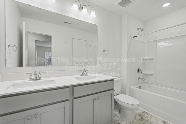 Building Photo - 760 Kitfox Dr NW