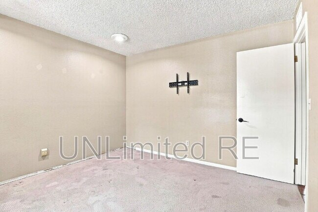 Building Photo - 2700 W Lynette Dr