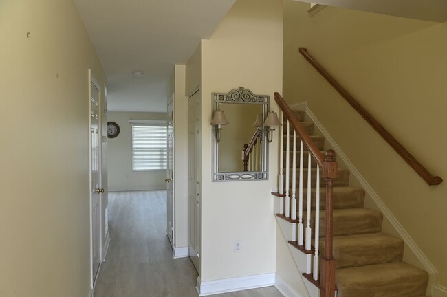 Building Photo - Beautiful 3 Bedroom Townhouse in Central D...