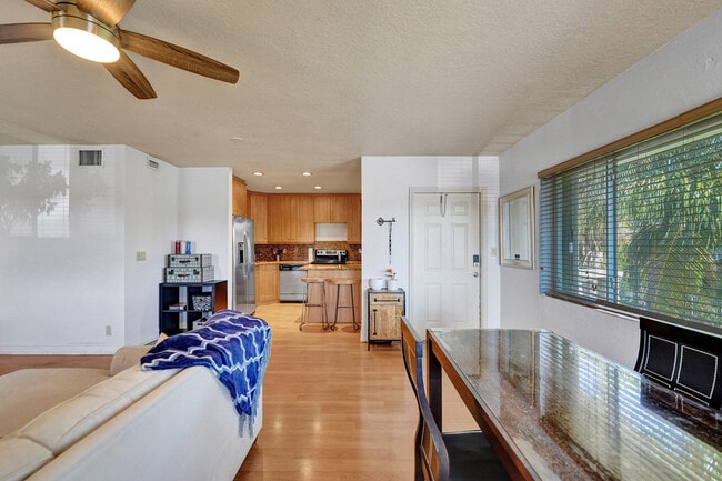 Building Photo - 1423 Holly Heights Dr