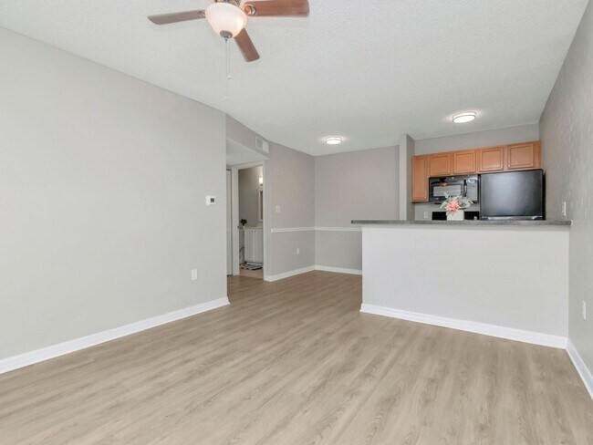 Building Photo - Updated Ground Floor 1BR - Move in Incentives Available