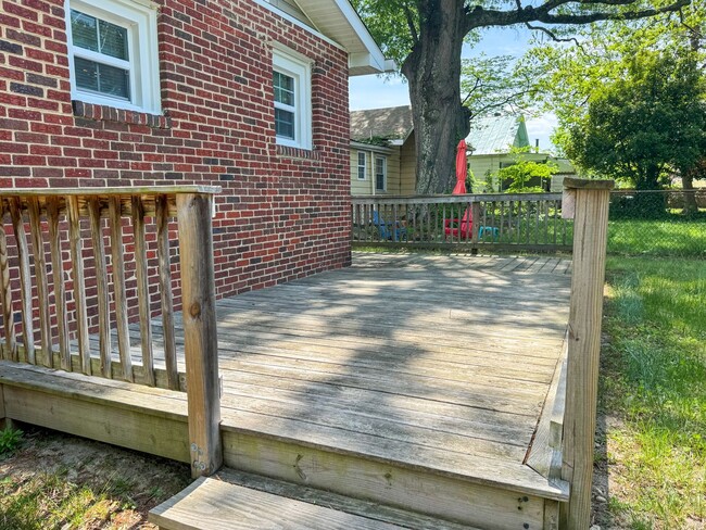 Building Photo - 812 Colonial Ave