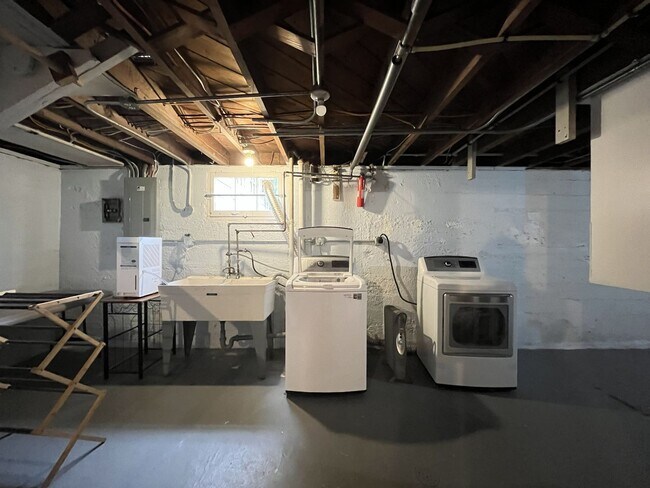 Building Photo - Charming 4-Bedroom Portland Home with Spac...