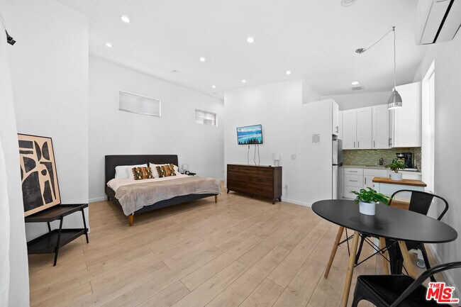 Building Photo - 355 S Sycamore Ave