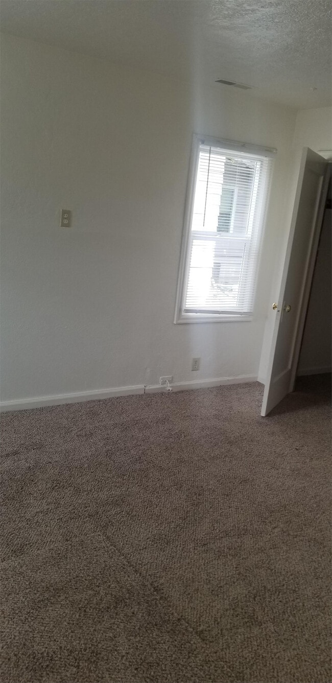 Building Photo - 1010 Garnet St NE