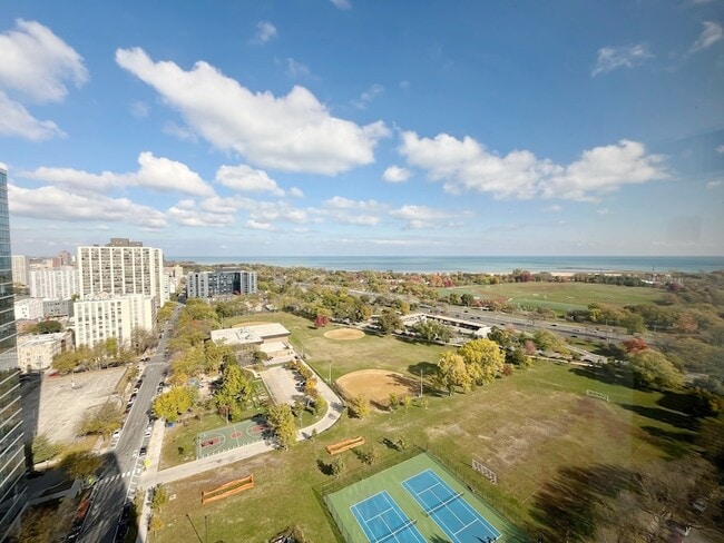 Building Photo - 4343 N Clarendon Ave