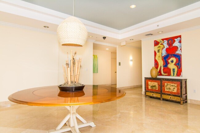 Building Photo - 511 SE 5 Ave