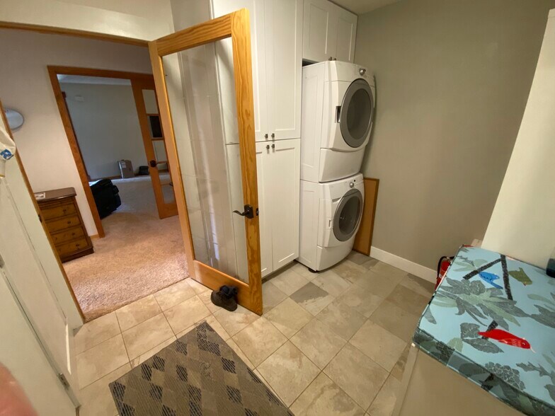 MudRoom/Laundry Room - 588 Lake View Cir W