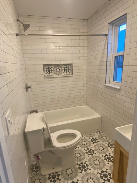 Beautiful Tiled Bathroom - 2546 Duck Creek Rd