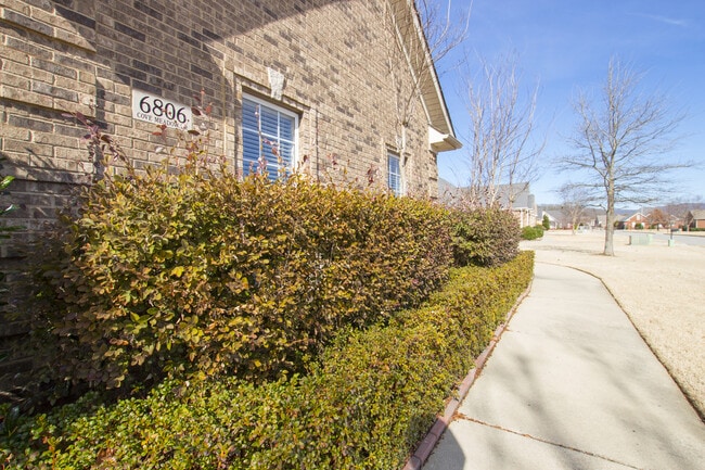 Building Photo - Exquisitely Maintained Home in the Coveted Goldsmith - Schiffman/ Hsv High school