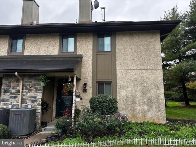 Building Photo - 137 Hampshire Dr