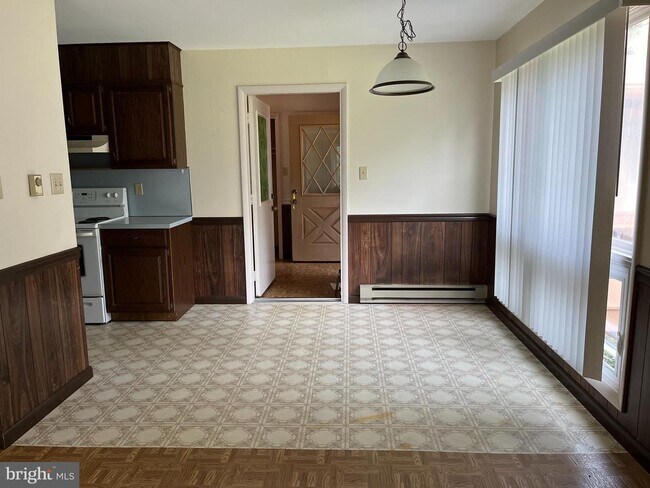 Building Photo - 8 Fernwood Dr