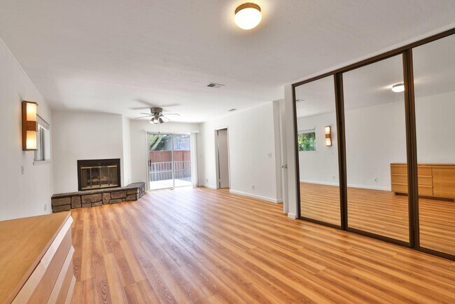 Building Photo - 1841 Briarwood Dr