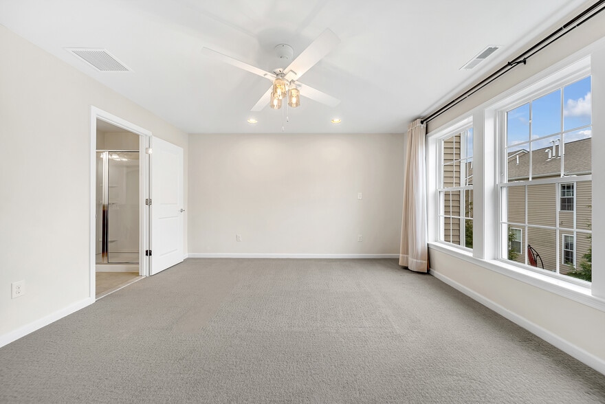 Building Photo - 5 Chestnut Crk