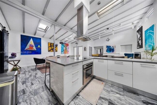 Building Photo - 910 NE 81st St