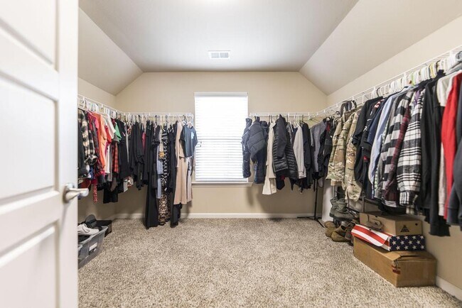 Building Photo - "Spacious 4-Bedroom Home with Granite Coun...