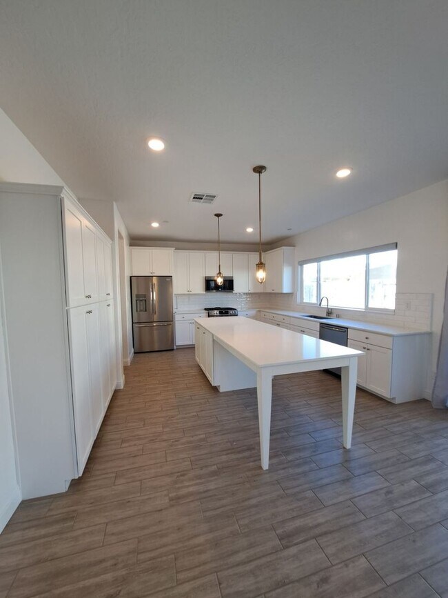 Building Photo - 911 Blue Oak Lane W