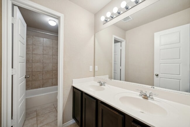 Building Photo - Price Improvement! This 4 bed, 2.5 bath ho...