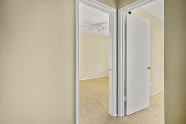 Building Photo - Charming Townhouse: Your New Home Awaits!
