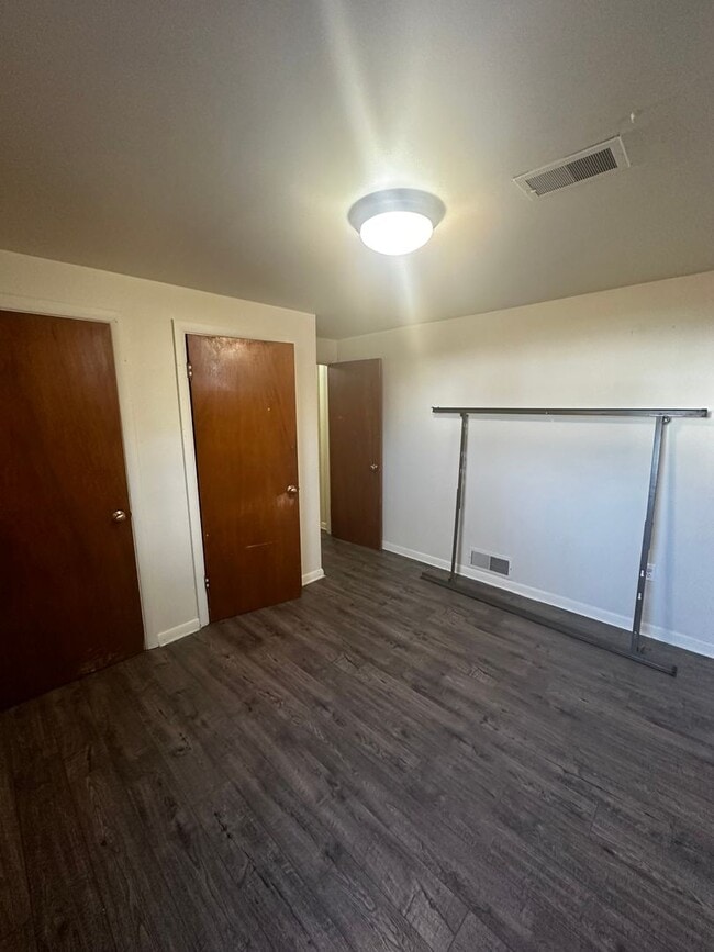 Building Photo - Two Bedroom Apartment Steps from Camus