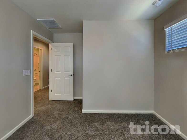 Building Photo - 8616 E Posada Ave