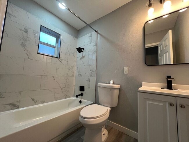 Building Photo - 351 Ave N NE