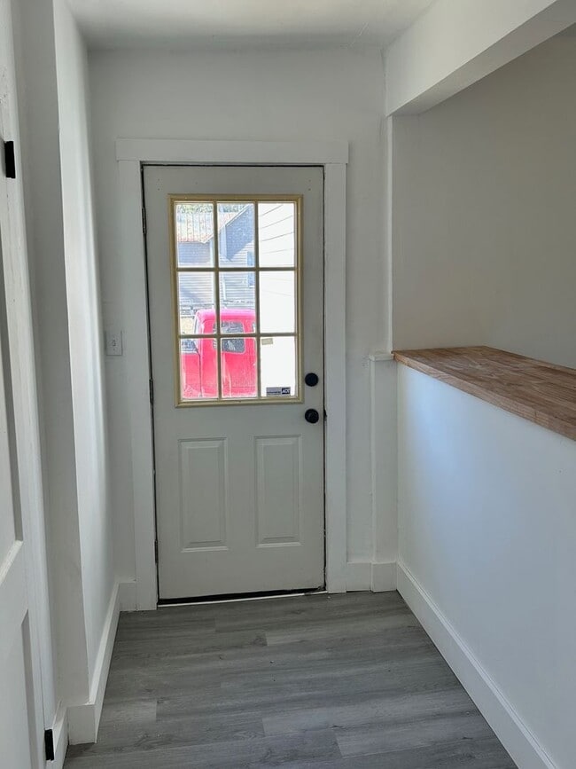 Building Photo - 422 Adam St