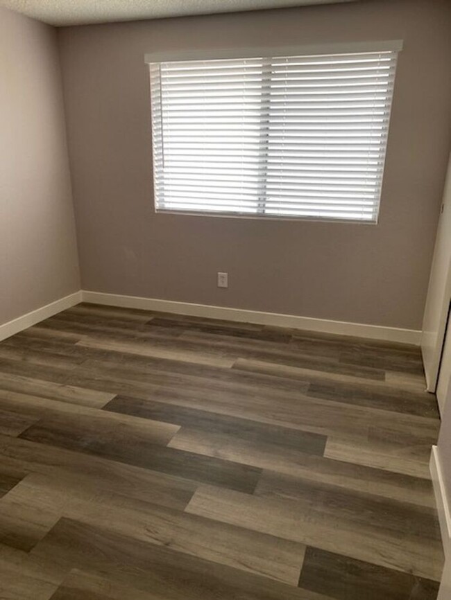 Building Photo - $2,350 Lovely Remodeled 3 Bedroom-2 bath-2...