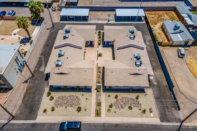 Building Photo - Fully remodeled Casita style apartment hom...