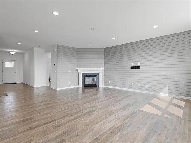 Building Photo - 5898 Urbandale Ct N