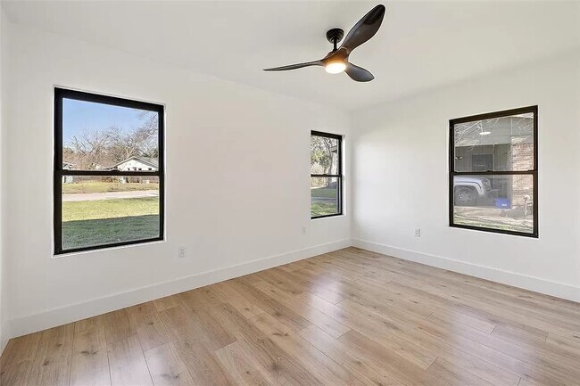 Building Photo - 6202 Brookside Dr
