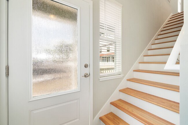 Building Photo - NOW LEASING FOR FALL 2026!