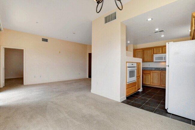 Building Photo - Beautiful top floor condo!