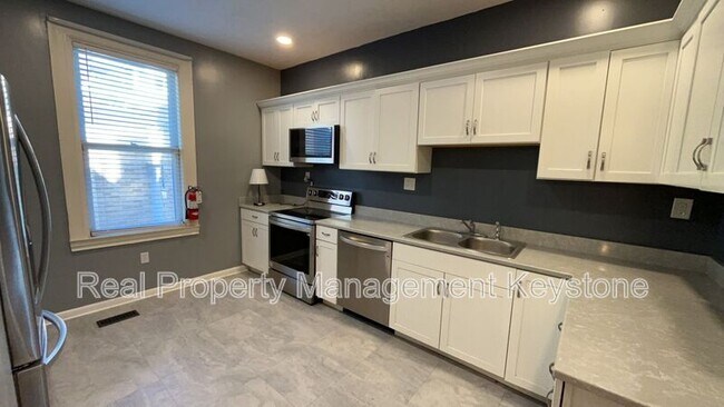 Building Photo - 1122 Greenfield Ave