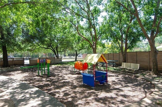 Building Photo - 1802 White Oak Cove