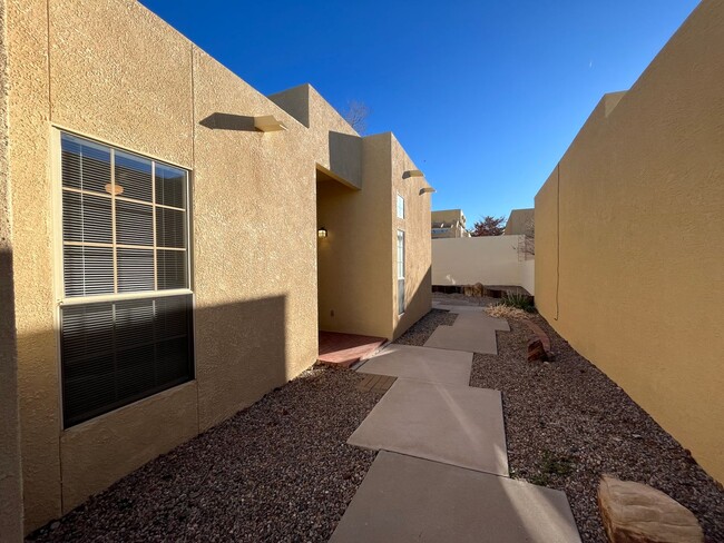 Building Photo - Nice 3 Bedroom 2 Bathroom Home Located In ...