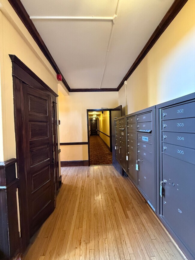 Building Photo - Tons of natural light with a touch of vintage charm in this TOP FLOOR Studio!