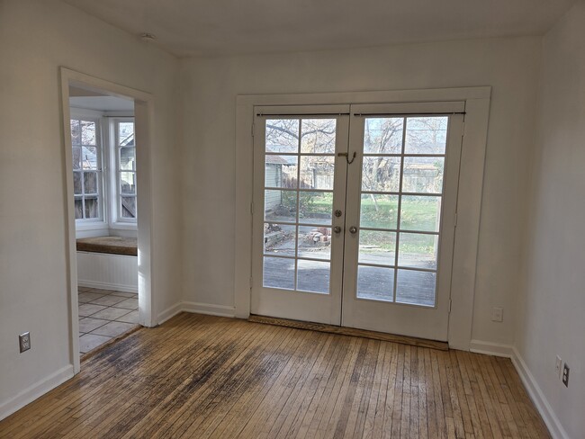 Building Photo - 2528 Beverly St E