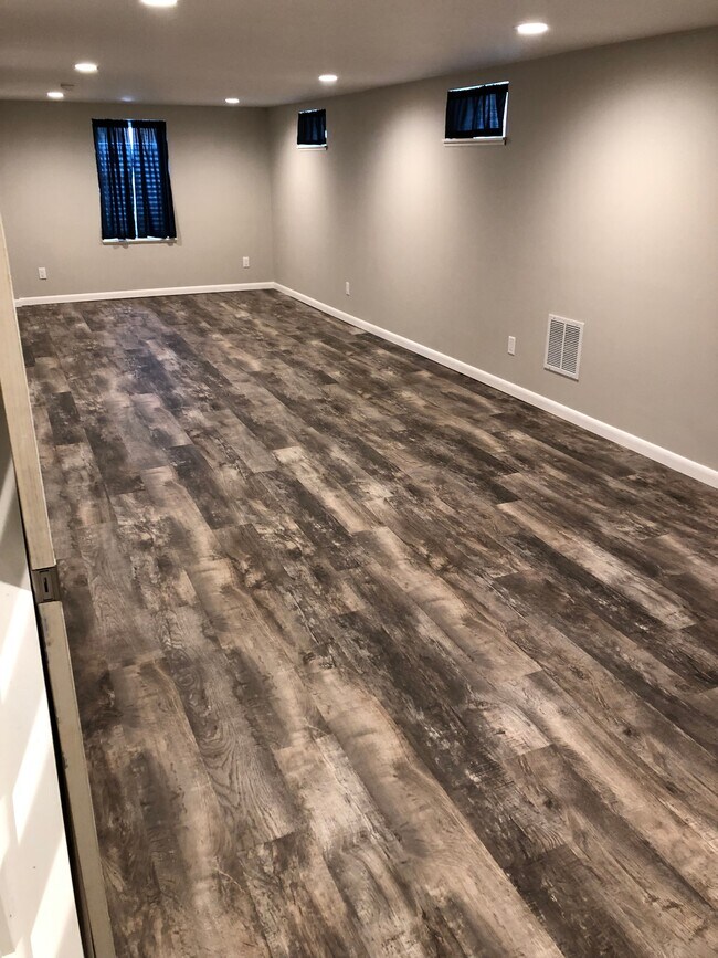 Building Photo - 1607 Plymouth Ave