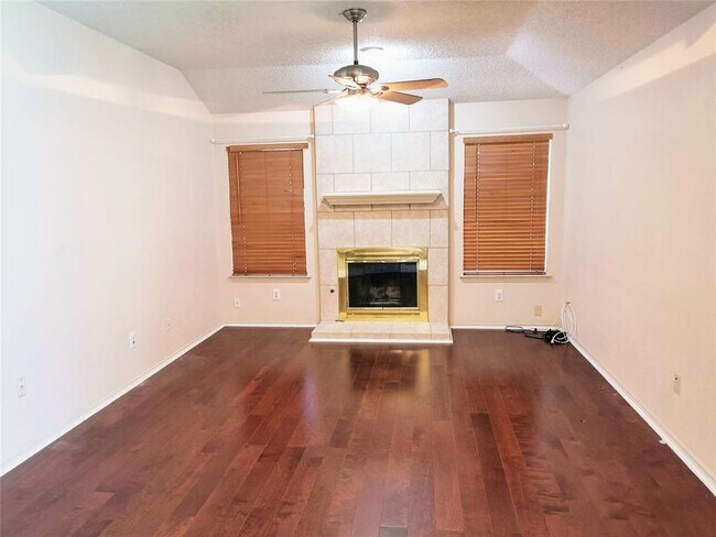 Building Photo - 17820 Park Valley Dr