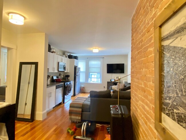 Building Photo - Spacious two bedroom in Brookline