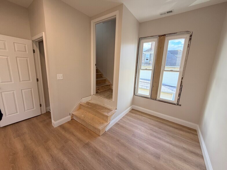 Building Photo - 3 E Overlea Ave