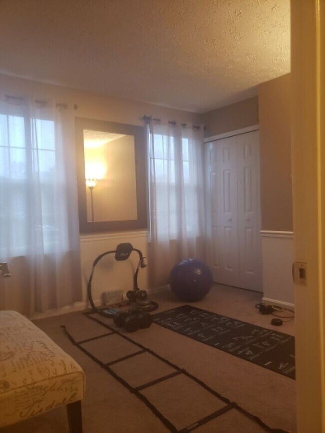 Building Photo - Charming 3-Bedroom, 2.5 Bath SFH with Fron...