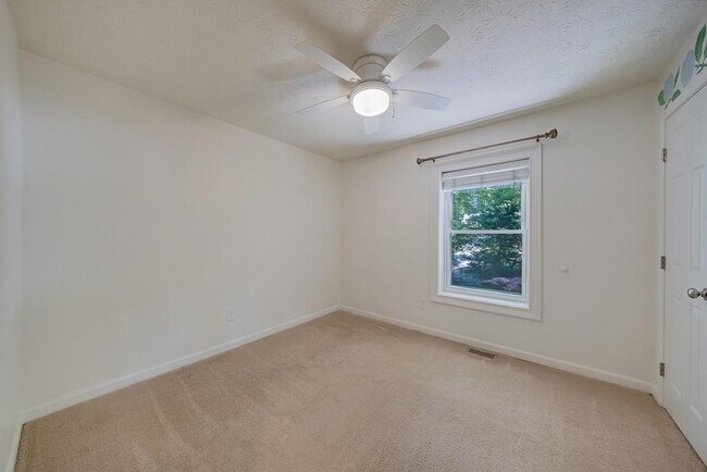 Building Photo - 102 Vanessa Dr