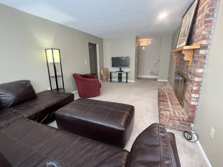 Building Photo - 559 Malletts Bay Ave