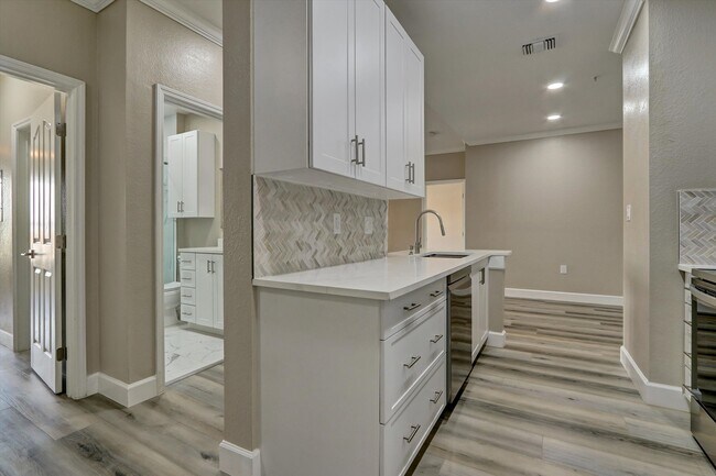 Building Photo - 5000 Culbreath Key Way