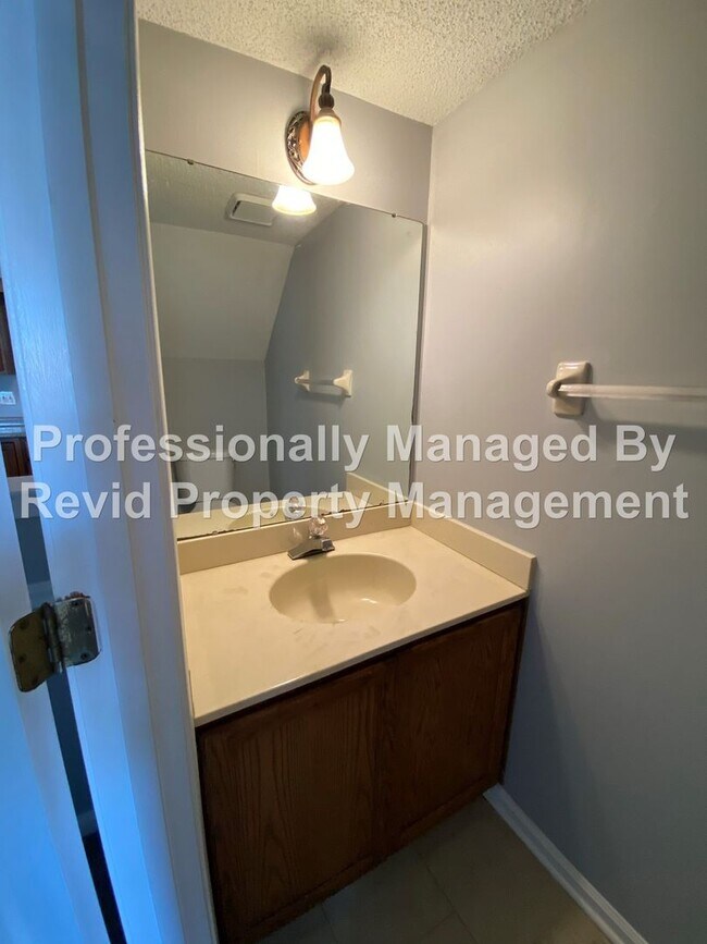 Building Photo - 2 Bedroom Townhome